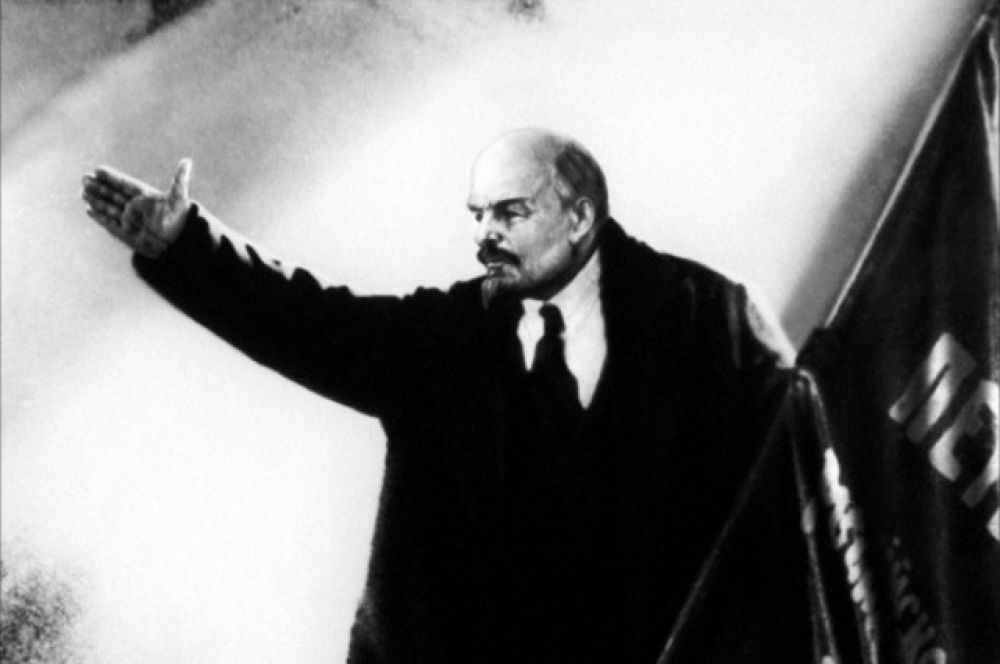 Первым исполнителем роли Ленина в Советском кино стал непрофессиональный актёр, рабочий Василий Никандров в фильме Сергея Эйзенштейна «Октябрь», 1927.