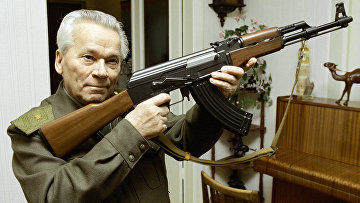 Всемирно известный изобретатель стрелкового оружия Михаил Калашников с автоматом АК-47