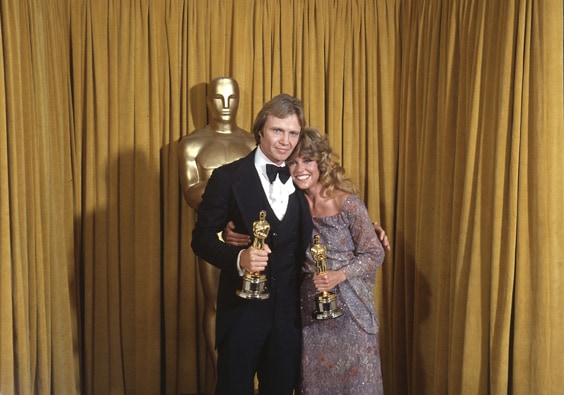 Джон Войт и Джейн Фонда с «Оскарами» 