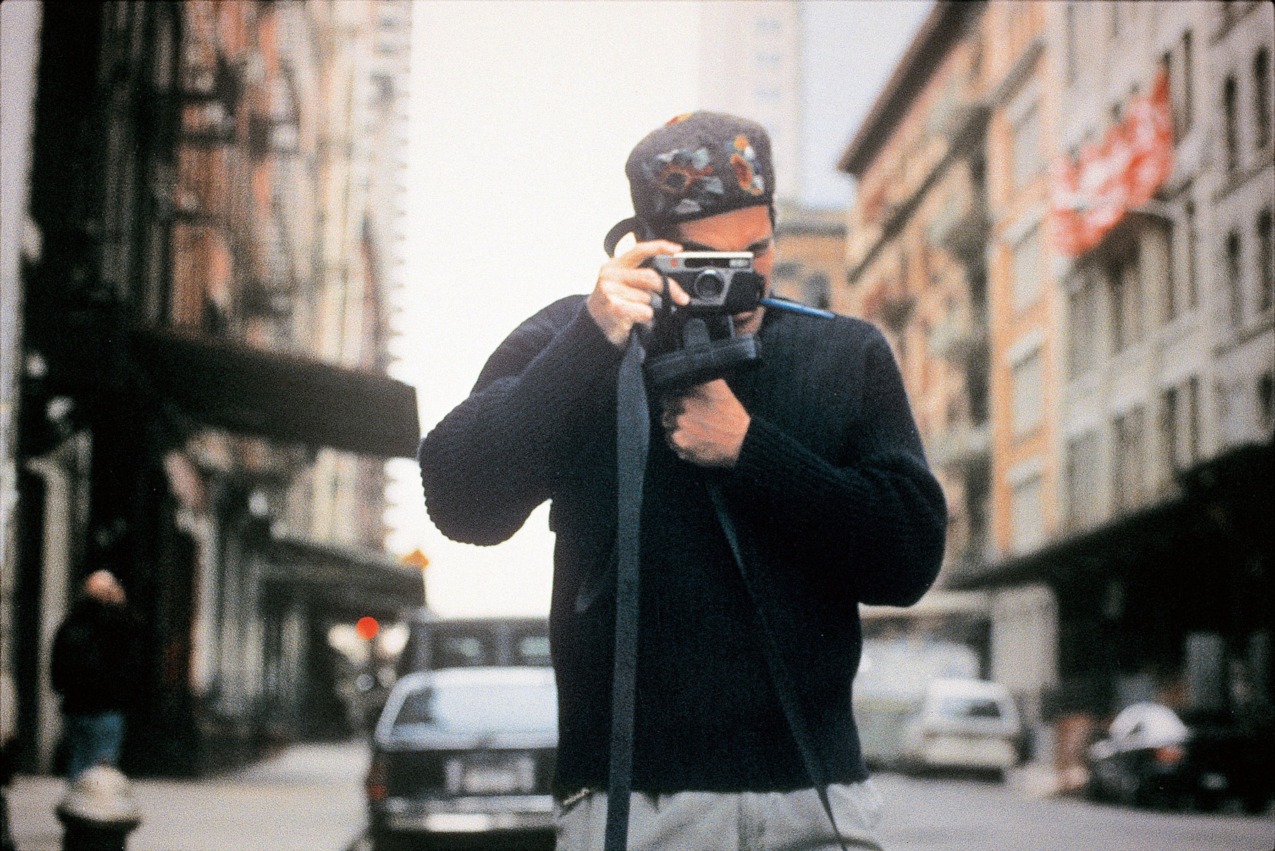 Джон делает фото около своей нью-йоркской квартиры в районе Трайбека, 