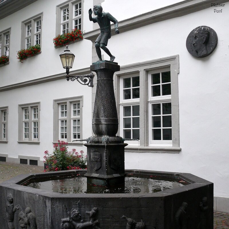 необычный памятник- фонтан "SchДngel"