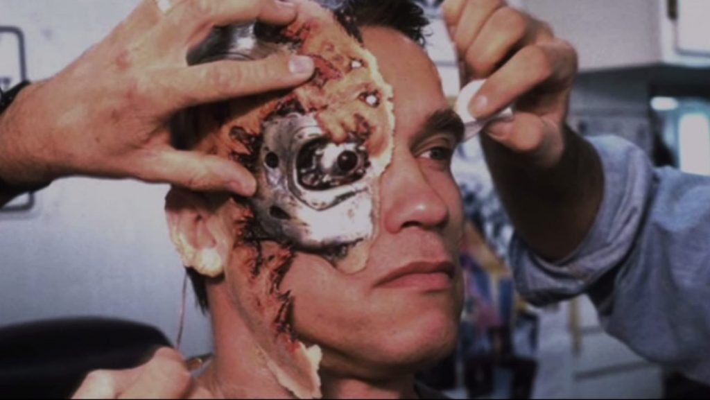 Арнольду Шварценеггеру наносят грим во время съёмок фильма "Терминатор 2: Судный день"