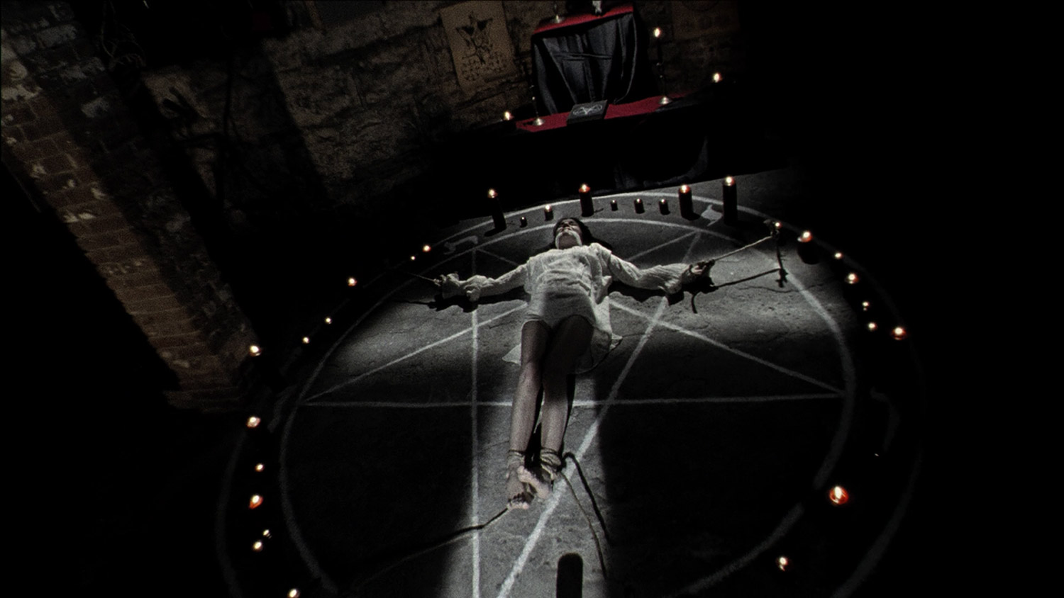 The House of the Devil - ritual scene, Jocelin Donahue