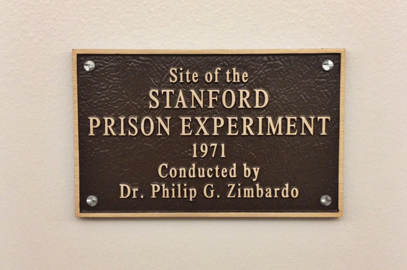 Мемориальная доска в месте эксперимента в Стэнфордской тюрьме.