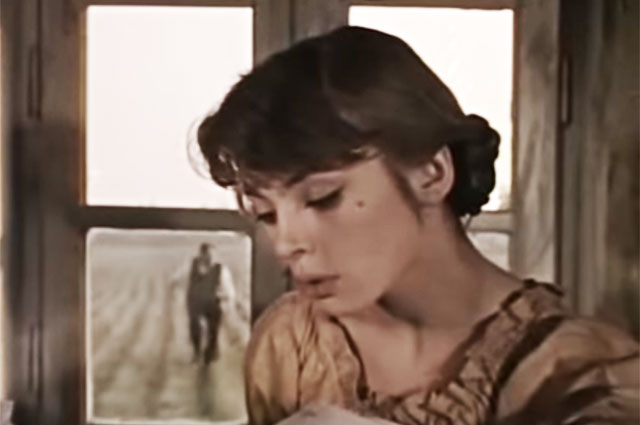 Барбара Квятковская в фильме «Когда падают ангелы» .