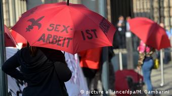 Protest von Sexarbeiterinnen vor dem Bundesrat (picture alliance/dpa/M. Gambarini)