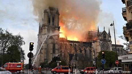 Notre Dame in Paris on fire (picture-alliance/dpa/S. Vassev)