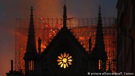 Nightime blaze in Notre Dame (picture-alliance/dpa/T. Camus)