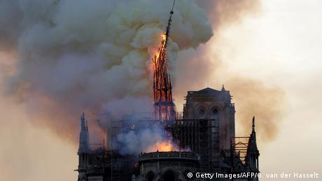 Notre Dame steeple falling down (Getty Images/AFP/G. van der Hasselt)